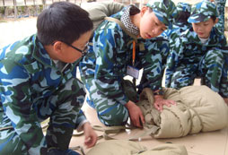 廣州軍事夏令營(yíng)培養(yǎng)青少年堅(jiān)韌不拔的優(yōu)良作風(fēng)！