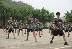 參加廣州軍事夏令營全面提高孩子的獨(dú)立自主的能力