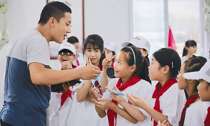 口才夏令營(yíng)中孩子們?cè)趯W(xué)習(xí)