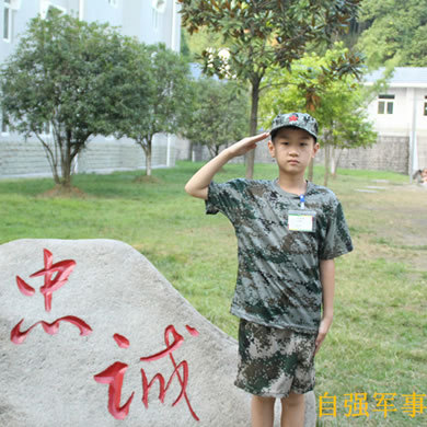 <strong>參加廣州軍事拓展夏令營(yíng)留下一段難忘的暑期回憶！</strong>