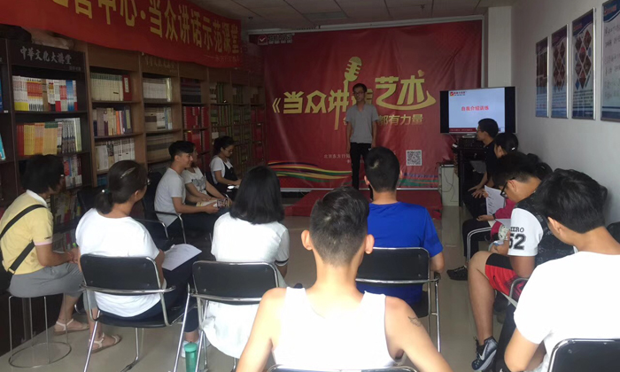 廣州心智夏令營(yíng)中老師在開導(dǎo)學(xué)員