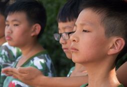  小學(xué)生參加軍事夏令營(yíng)受得了嗎？
