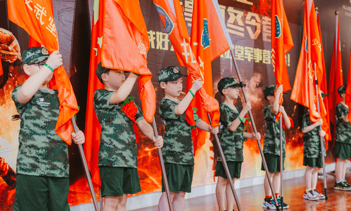 貴州夏令營(yíng)幫助改正孩子貪玩的毛?。?gif
