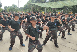 國(guó)內(nèi)軍事夏令營(yíng)值不值得孩子參加