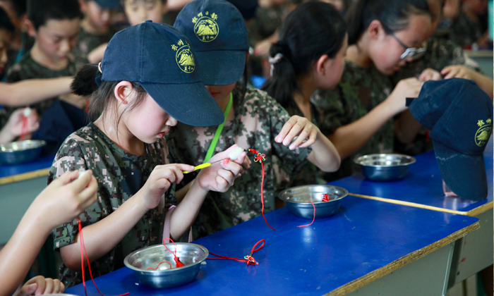 怎么給男孩選擇一個(gè)合適的夏令營(yíng)？.jpg