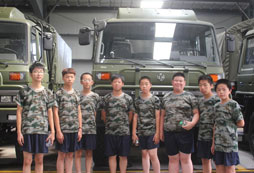 參加艱苦的軍事夏令營讓孩子體驗(yàn)軍事的樂趣！