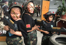 女孩參加國內(nèi)軍事夏令營會有什么收獲？
