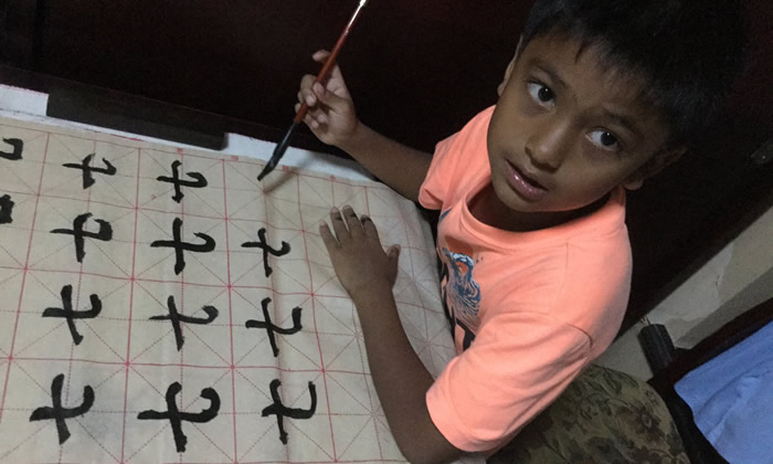 孩子夏令營學(xué)習(xí)國學(xué)懂感恩,孝順父母