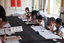 暑期書法夏令營(yíng)推薦小女孩學(xué)習(xí)軟筆書法