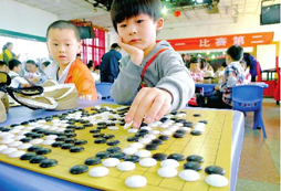 2016圍棋夏令營(yíng)介紹孩子幾歲學(xué)圍棋最好？