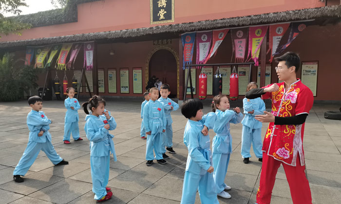 一周?chē)?guó)學(xué)夏令營(yíng)哪家正規(guī)