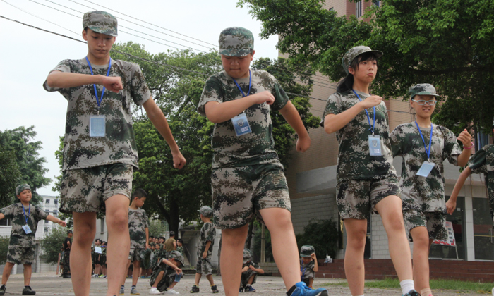 廣西黃埔軍事夏令營學習軍步