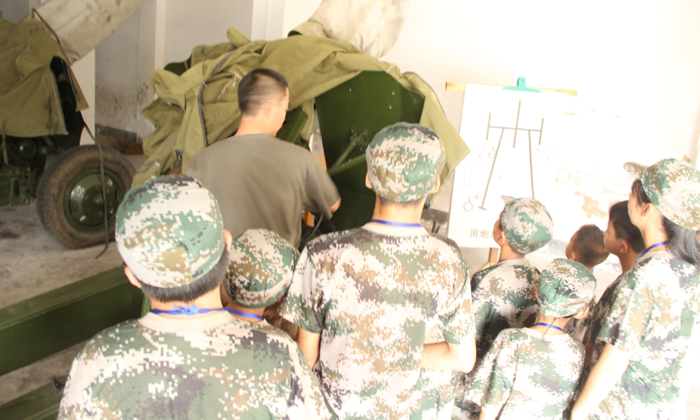廣西黃埔軍事夏令營(yíng)參觀軍事武器