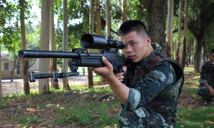 教官在演練射擊！