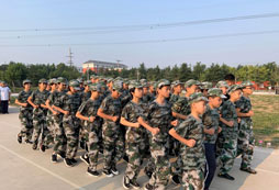 來廣西西點軍事夏令營當(dāng)一次真正的軍人！