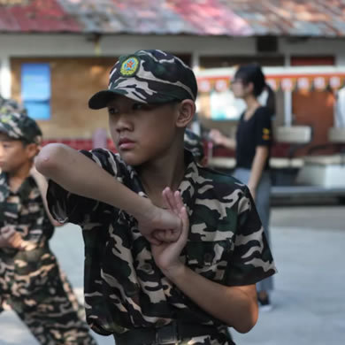 哈爾濱軍事夏令營適合那些學(xué)生參加？