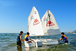 <strong>參加海濱夏令營體驗帆船這項運動</strong>