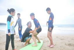 海濱夏令營教你如何學(xué)會(huì)沖浪！