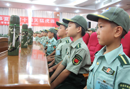 ?？谑罴傧牧顮I軍訓(xùn)活動(dòng)讓孩子得到哪些鍛煉？