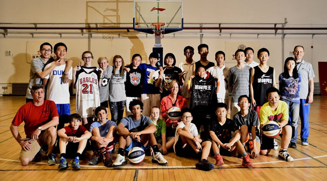 參加哈林秀王籃球夏令營體驗NBA式訓練