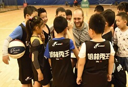 參加哈林秀王籃球夏令營學習地道英語