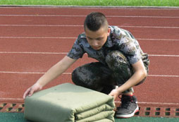 參加杭州軍事拓展夏令營感受威嚴(yán)的部隊(duì)氛圍