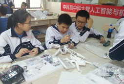 機(jī)器人教育解決孩子動手能力差的問題