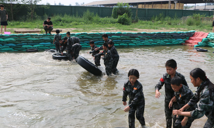 參加合肥軍事化夏令營(yíng)成為真正的小軍人