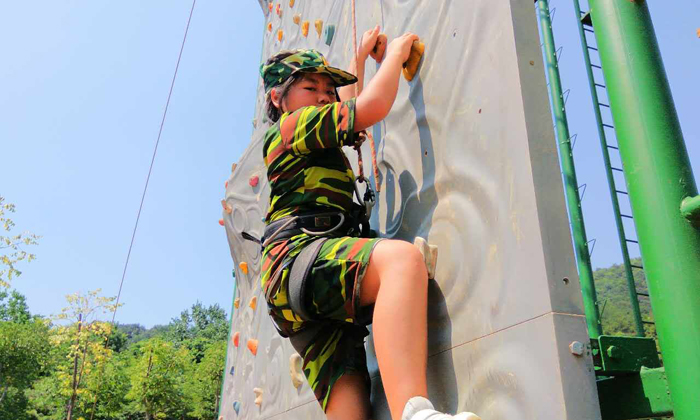 參加合肥軍事夏令營(yíng)提升孩子的自制力