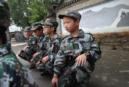 河南軍事夏令營(yíng)讓孩子學(xué)習(xí)良好的軍人品質(zhì)！