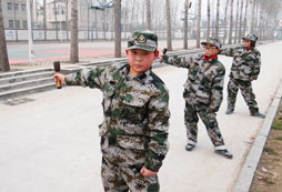 河南精英軍事冬令營讓孩子體驗軍事風(fēng)采！