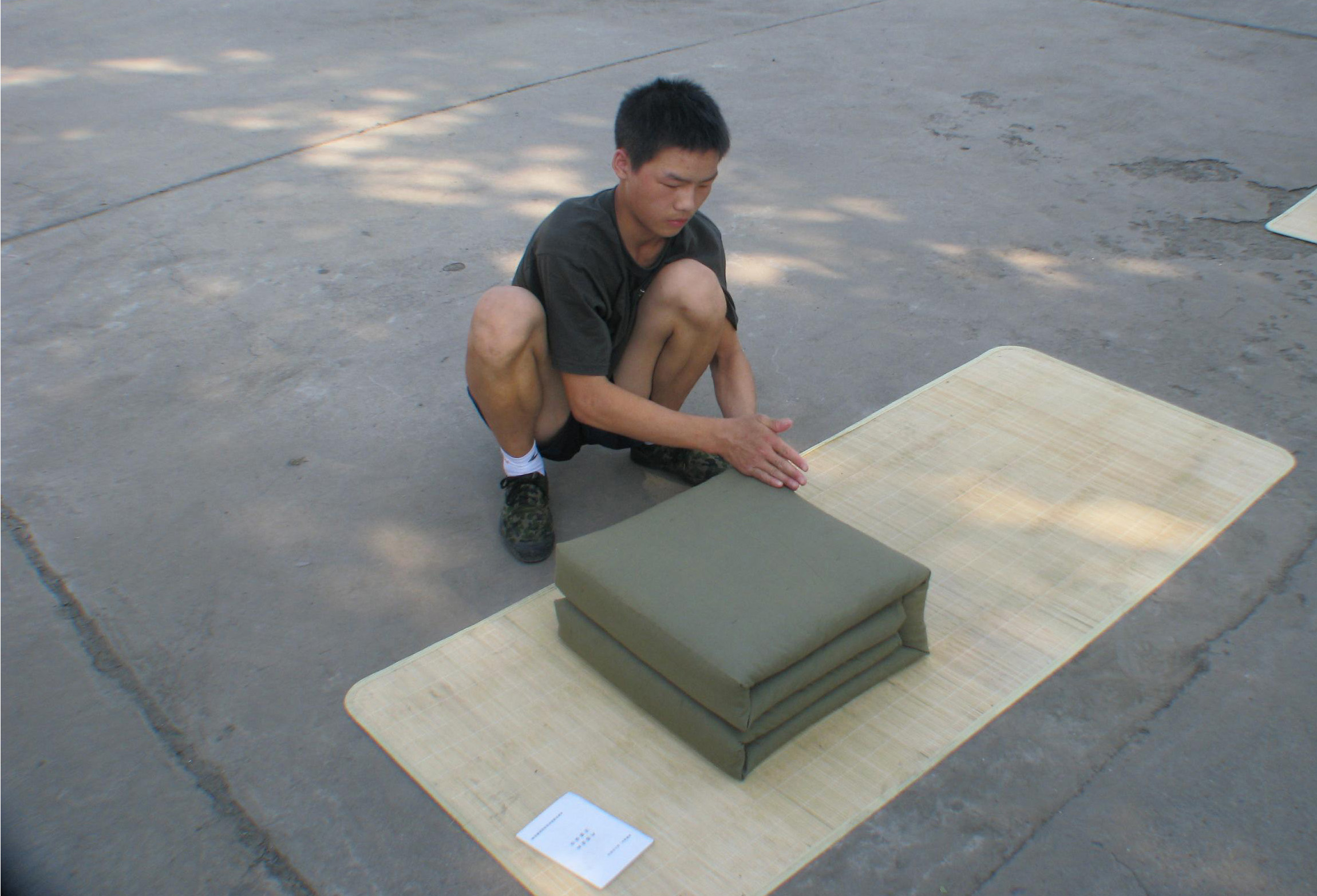 河南軍事夏令營(yíng)疊被子比賽