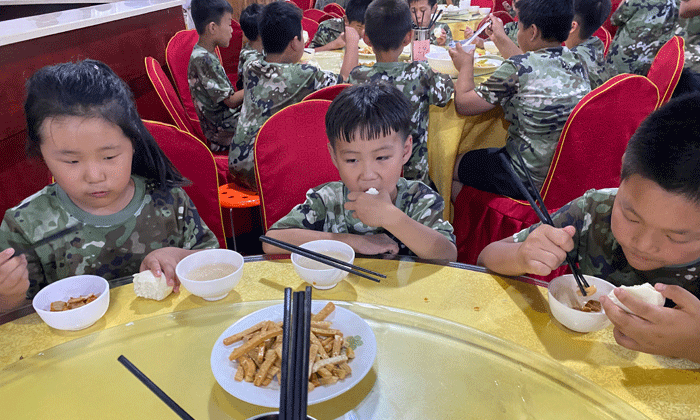 吃飯不閑聊，紀(jì)律嚴(yán)明
