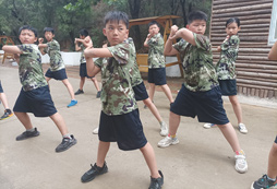 認(rèn)真打軍體拳