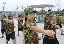 河南軍事夏令營讓女孩子蛻變成長
