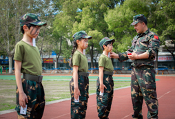 軍姿嚴(yán)格要求