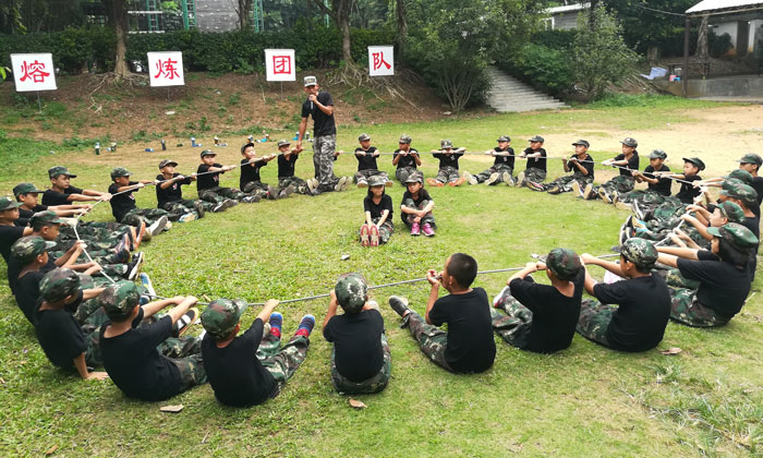 圈內(nèi)的兩個營員準(zhǔn)備上才藝