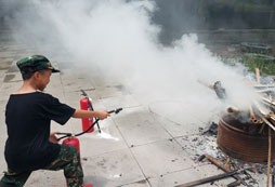 營員用滅火器滅火