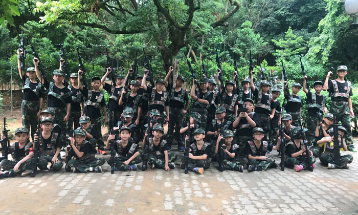 孩子們都舉起了手上的武器