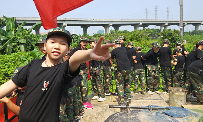剪刀手是孩子們喜歡拍照的一個姿勢