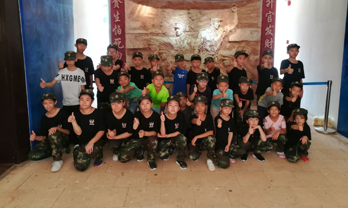 孩子們對著鏡頭豎起了大拇指