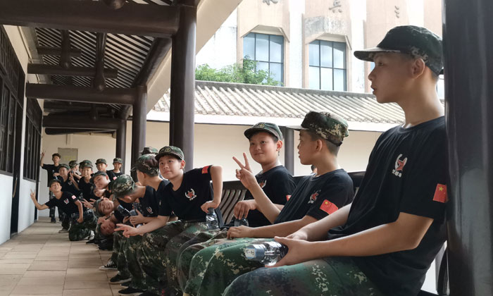 在走廊上合影的孩子們