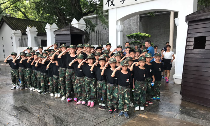 我是一名小軍人，要會敬禮