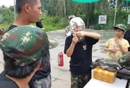 營(yíng)員試戴防毒面具