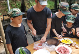 教練準備教孩子做火腿腸蛋炒飯