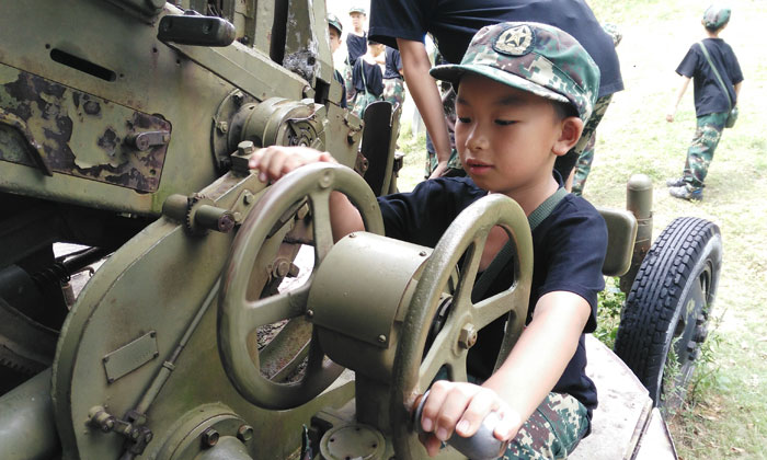 孩子在搗鼓著車