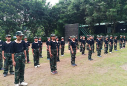孩子正在站軍姿