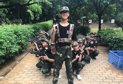 孩子們帥氣的抓起自己的槍