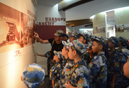 教練為孩子們講黃埔軍旅的故事