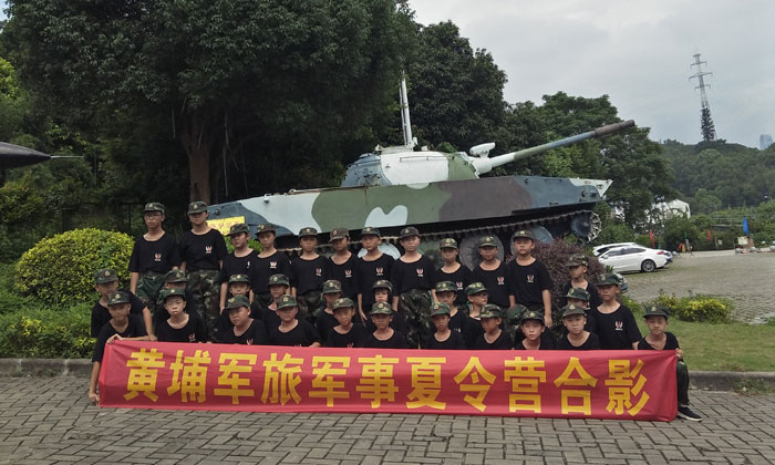 孩子們與坦克的合影